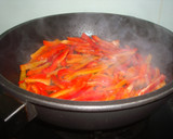 Foto del paso 2 de la receta: Tiras de pimientos rojos al ajillo
