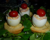 Foto del paso 7 de la receta: Huevos rellenos en cazuelitas de brisa