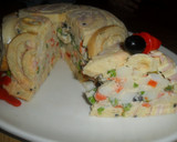 Foto del paso 12 de la receta: Tarta de ensalada rusa y rollitos de pionono con jamón y queso