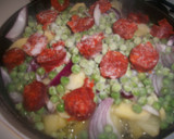 Foto del paso 2 de la receta: Tortilla jugosa de guisantes con chorizo picante