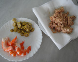 Foto del paso 1 de la receta: Arroz con langostinos, atún y aceitunas