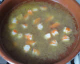 Foto del paso 2 de la receta: Arroz con langostinos, atún y aceitunas