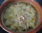 Foto del paso 3 de la receta: Arroz con langostinos, atún y aceitunas