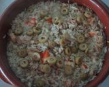 Foto del paso 4 de la receta: Arroz con langostinos, atún y aceitunas