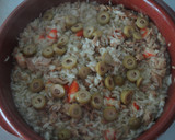Foto del paso 4 de la receta: Arroz con langostinos, atún y aceitunas