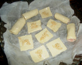 Foto del paso 1 de la receta: Canapés de hojaldre con piñones