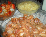 Foto del paso 1 de la receta: Brochetas de pollo sobre patatas paja
