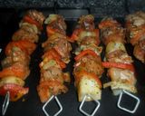Foto del paso 3 de la receta: Brochetas de pollo sobre patatas paja