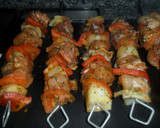 Foto del paso 3 de la receta: Brochetas de pollo sobre patatas paja
