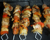 Foto del paso 4 de la receta: Brochetas de pollo sobre patatas paja