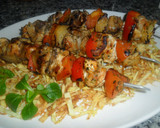 Foto del paso 7 de la receta: Brochetas de pollo sobre patatas paja