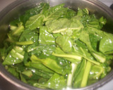 Foto del paso 1 de la receta: Espinacas fritas con ajos tiernos