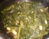 Foto del paso 3 de la receta: Espinacas fritas con ajos tiernos