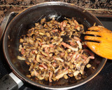 Foto del paso 3 de la receta: Champiñones salteados con beicon