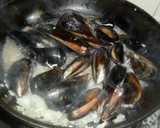 Foto del paso 2 de la receta: Mejillones con trampó