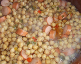 Foto del paso 2 de la receta: Potaje casero de garbanzos, salchichas y huevos