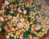 Foto del paso 3 de la receta: Potaje casero de garbanzos, salchichas y huevos