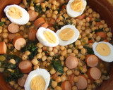 Foto del paso 4 de la receta: Potaje casero de garbanzos, salchichas y huevos