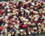 Foto del paso 3 de la receta: Crumble de manzanas y frutos del bosque al aroma de lima y jengibre
