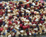 Foto del paso 3 de la receta: Crumble de manzanas y frutos del bosque al aroma de lima y jengibre