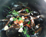 Foto del paso 2 de la receta: mejillones con copos de chile