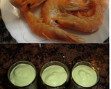 Foto del paso 2 de la receta: Chupitos de aguacate y langostinos
