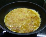 Foto del paso 5 de la receta: Tortilla de cebolla y atún 