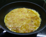 Foto del paso 5 de la receta: Tortilla de cebolla y atún 