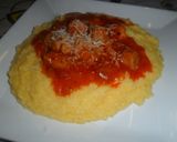 Foto del paso 11 de la receta: Polenta con queso cremoso y salchichas en salsa de tomate