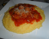 Foto del paso 11 de la receta: Polenta con queso cremoso y salchichas en salsa de tomate