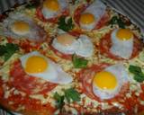 Foto del paso 6 de la receta Pizza con salame y huevos de codorniz
