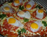 Foto del paso 6 de la receta: Pizza con salame y huevos de codorniz