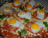 Foto del paso 6 de la receta: Pizza con salame y huevos de codorniz