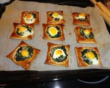 Foto del paso 5 de la receta: Hojaldres de espinacas y huevos de codorniz