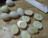 Foto del paso 2 de la receta: Ensalada sencilla de tomates, piñones y albahaca con huevos de codorniz