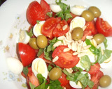 Foto del paso 3 de la receta: Ensalada sencilla de tomates, piñones y albahaca con huevos de codorniz