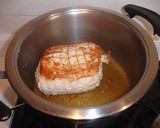 Foto del paso 4 de la receta: Lomo de cerdo mechado con salsa de tomate
