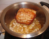 Foto del paso 5 de la receta: Lomo de cerdo mechado con salsa de tomate