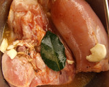 Foto del paso 3 de la receta: Pollo con salsa de ajos y limas