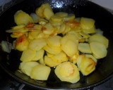 Foto del paso 2 de la receta: Calamares con patatas y pasas de uva al ron