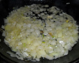 Foto del paso 3 de la receta: Calamares con patatas y pasas de uva al ron