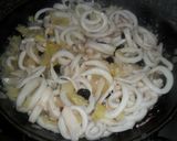 Foto del paso 4 de la receta: Calamares con patatas y pasas de uva al ron
