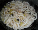 Foto del paso 4 de la receta: Calamares con patatas y pasas de uva al ron