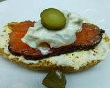 Foto del paso 2 de la receta: Canapé de salmón y salsa tártara
