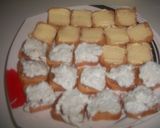 Foto del paso 2 de la receta: Canapés con mermelada de pétalos de rosa y roquefort