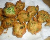 Foto del paso 4 de la receta: Buñuelos de canónigos y atún
