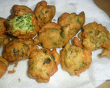 Foto del paso 4 de la receta: Buñuelos de canónigos y atún
