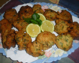 Foto del paso 5 de la receta: Buñuelos de canónigos y atún