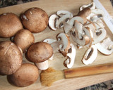 Foto del paso 1 de la receta: Arroz basmati con champiñones Portobello y echallotes