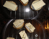 Foto del paso 2 de la receta: Montaditos de queso brie y membrillo